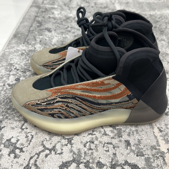 NWT YEEZY QNTM - Picture 2 of 5